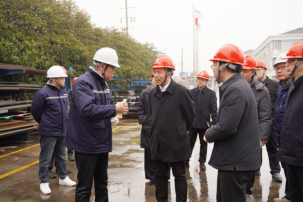 南通市崇川區區委書記胡擁軍一行蒞臨子公司潤邦重機調研復工復產工作(圖1)